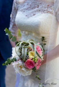 Un bouquet de mariée romantique rose et blanc